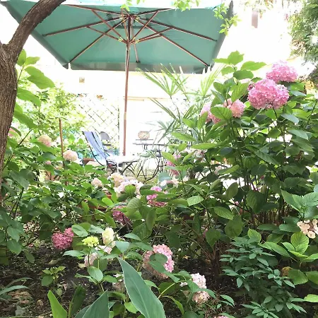 Apartament Cynthia's Garden - With Private Garden In Santa Croce *